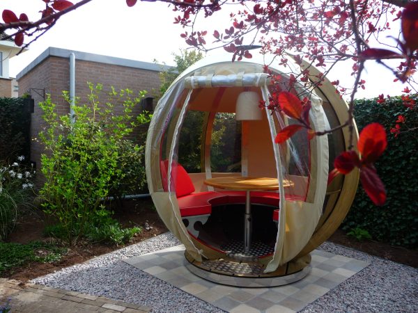 Orbo 360-L met takken met rode bloesems op de voorgrond